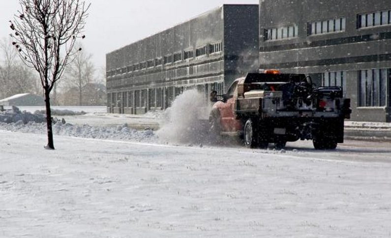 Déneigement commercial : les techniques pour ne pas abîmer l&rsquo;asphalte