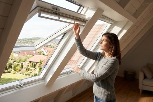 Fenêtre de toit (velux) : choisir entre ouverture par projection ou rotation