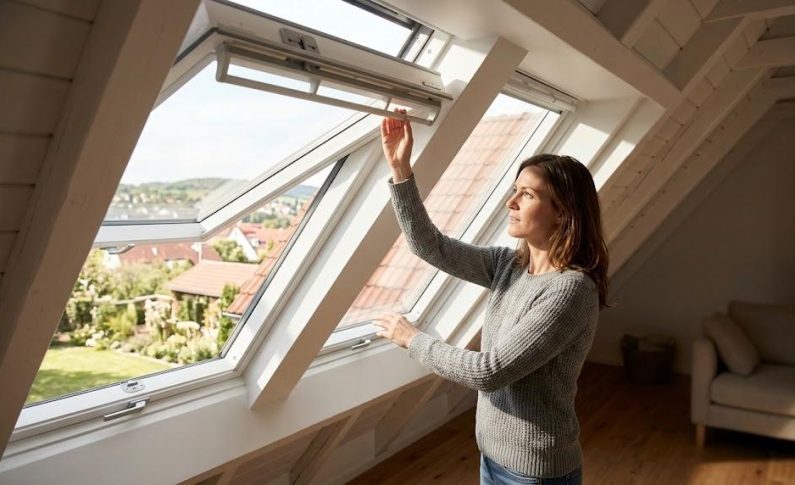 Fenêtre de toit (velux) : choisir entre ouverture par projection ou rotation