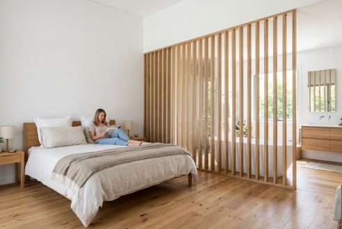 Structurer une suite parentale avec un claustra bois ajouré