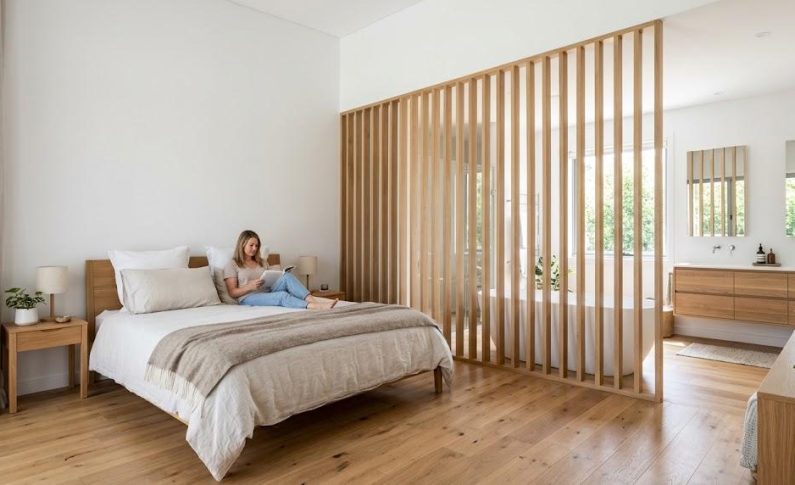 Structurer une suite parentale avec un claustra bois ajouré