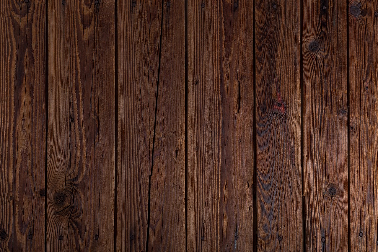 comparez le bois composite et le bois naturel pour votre terrasse : durabilité, entretien, coût et esthétique afin de choisir le matériau adapté à vos besoins.
