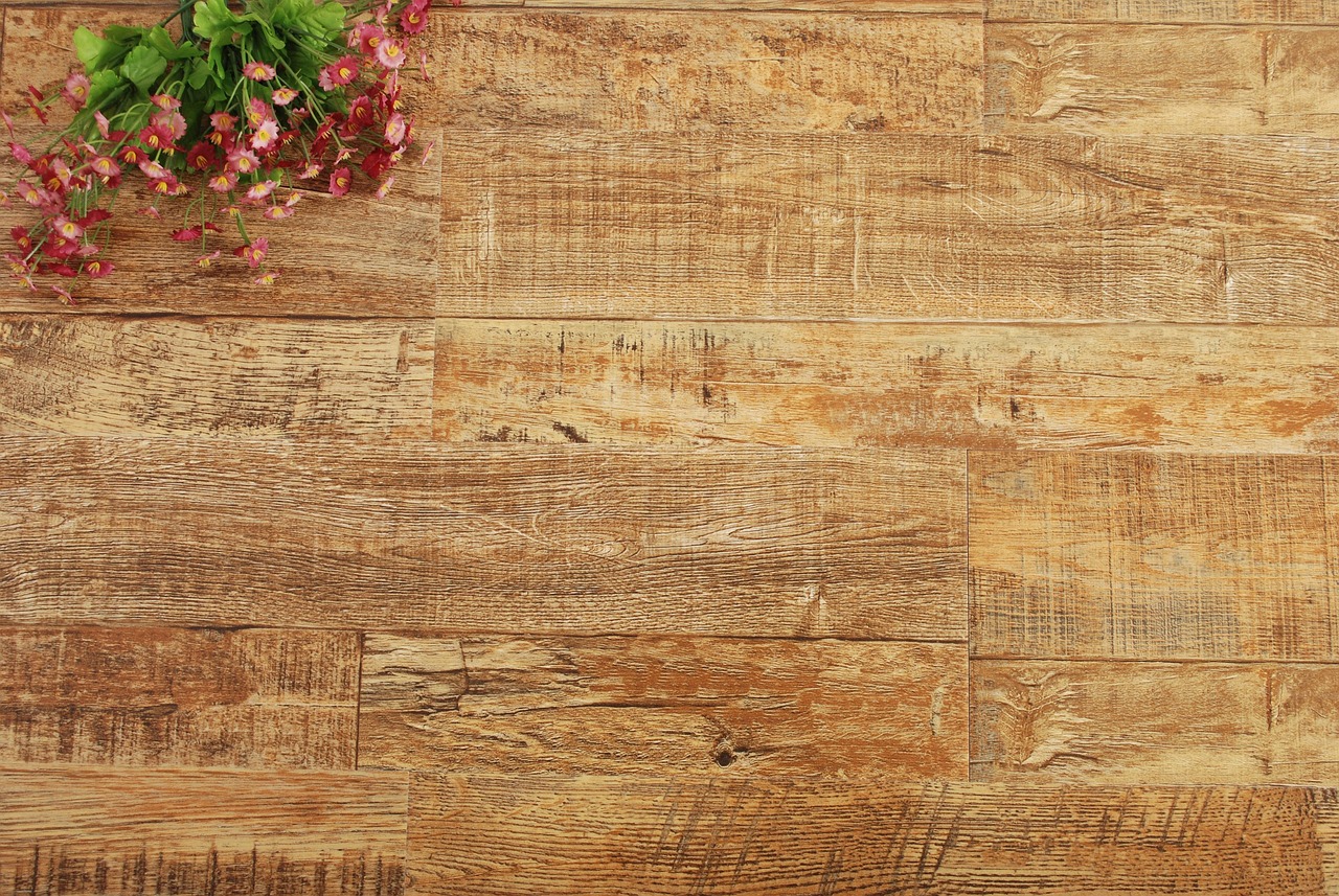 comparez les terrasses en composite et en bois naturel : découvrez leurs différences en matière de prix, d’entretien, de durabilité et d’esthétique.