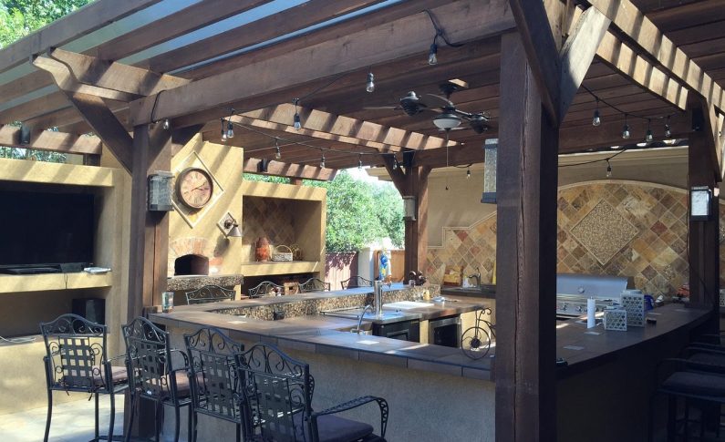 Comment choisir la pergola parfaite pour sa cuisine d&rsquo;extérieur ?