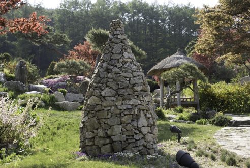 Comment intégrer des massifs de plantes vivaces et de graminées entre les roches ?