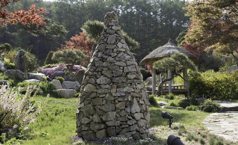 Comment intégrer des massifs de plantes vivaces et de graminées entre les roches ?