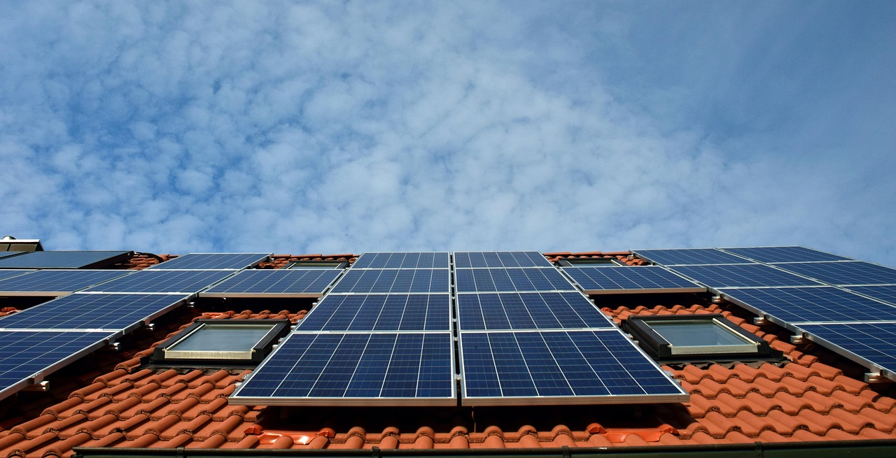 découvrez les étapes de l’installation de panneaux solaires, de l’étude de votre toiture à la mise en service de votre système photovoltaïque.